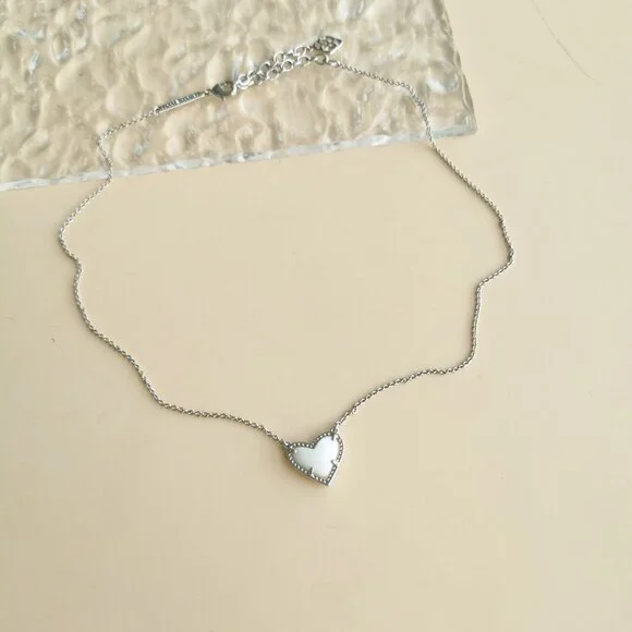 BRAND NEW Kendra Scott Ari Heart Pendant Necklace Silver Ivory Mother-Of-Pearl - Picture 3 of 3